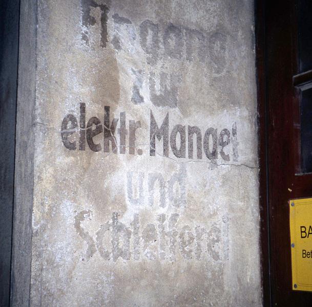 Zittau, Lindenstr. 18, 7.12.1996.jpg - Eingang zur elektr. Mangel und Schleiferei
